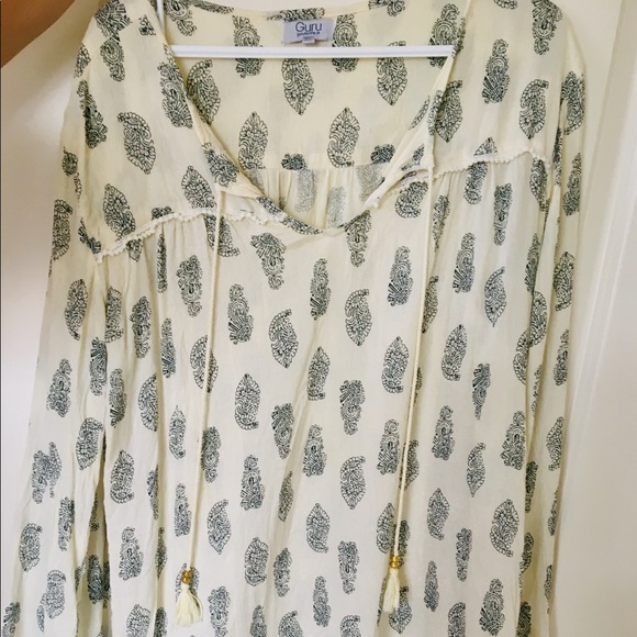 Summer blouse is size M/L - Picture 4 of 4